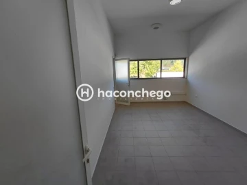 Armazém para Arrendamento em Pousa