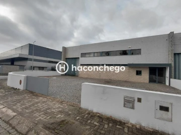 Armazém para Arrendamento em Pousa