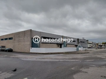 Armazém para Arrendamento em Pousa