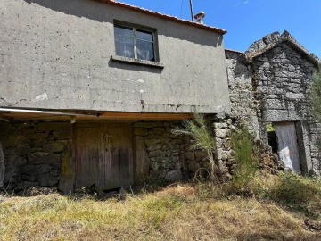 Moradia T3 para Venda em Castro Laboreiro e Lamas de Mouro