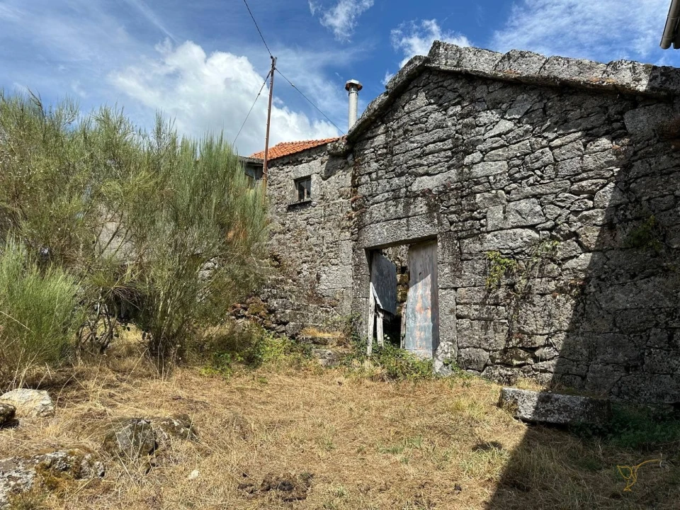 Moradia T3 para Venda em Castro Laboreiro e Lamas de Mouro Foto 1