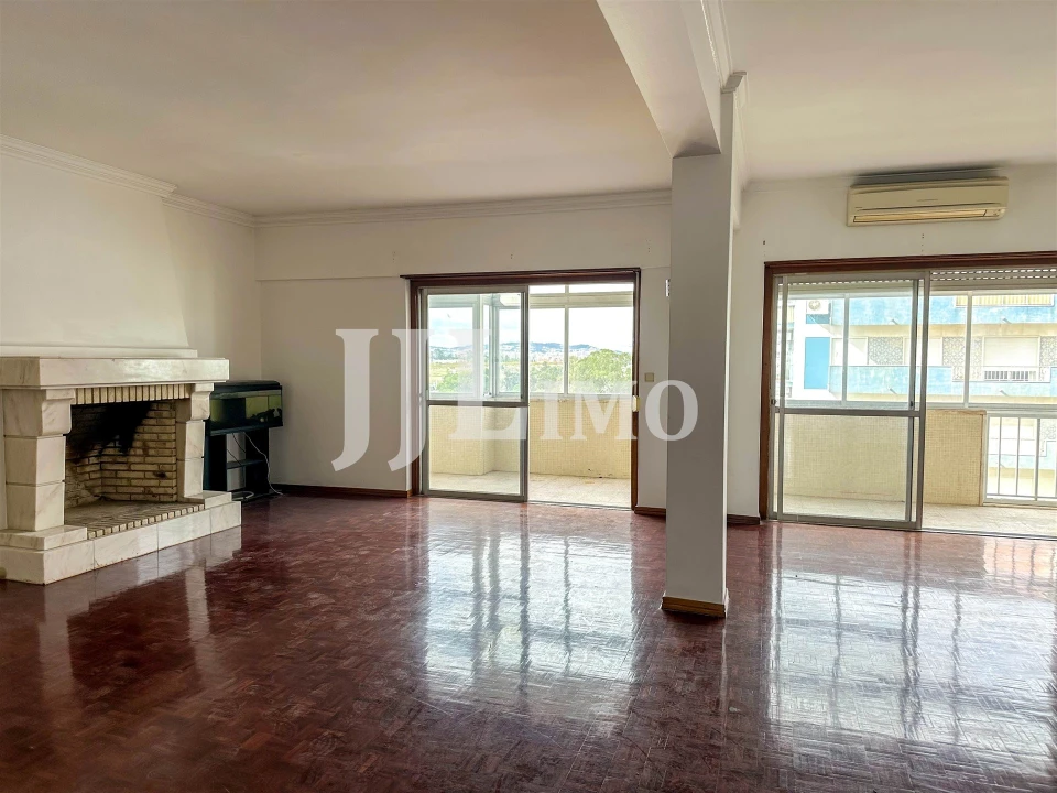 Apartamento T4 para Arrendamento em Alvalade Foto 1