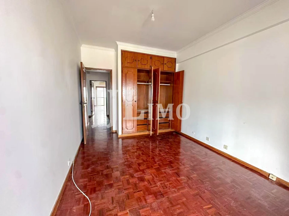 Apartamento T4 para Arrendamento em Alvalade Foto 13