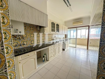 Apartamento T4 para Arrendamento em Alvalade