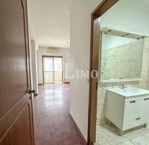 Apartamento T4 para Arrendamento em Alvalade Foto 17