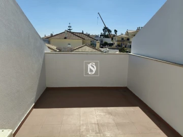 Moradia T4 para Venda em Laranjeiro e Feijó