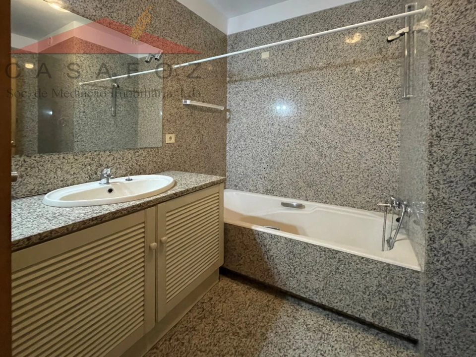 Apartamento T2 para Arrendamento em Ramalde Foto 30