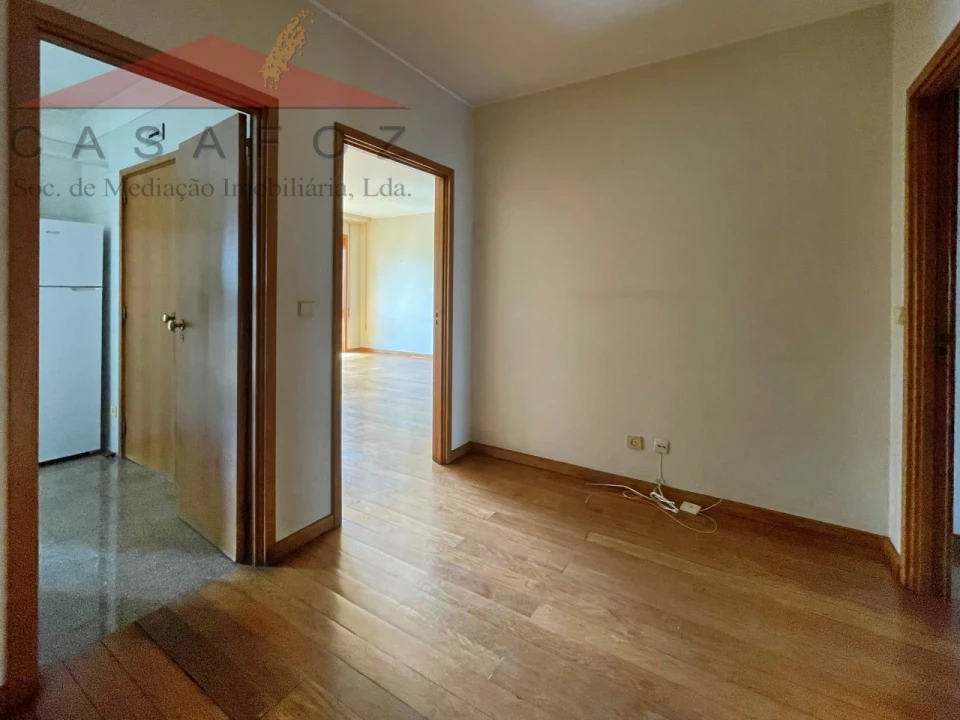 Apartamento T2 para Arrendamento em Ramalde Foto 14