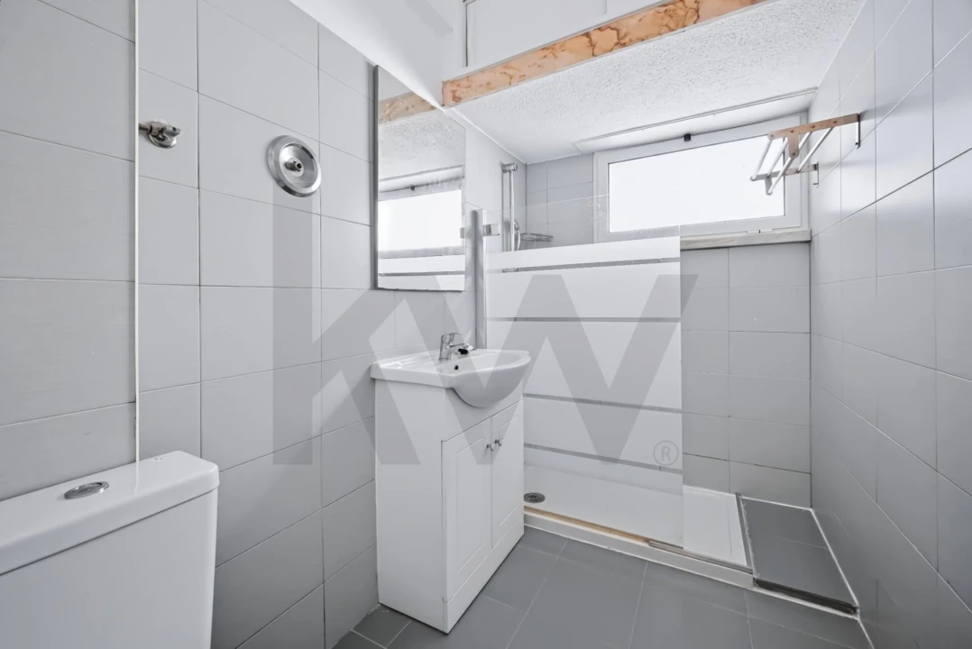 Apartamento T1 para Venda em Carcavelos e Parede Foto 8