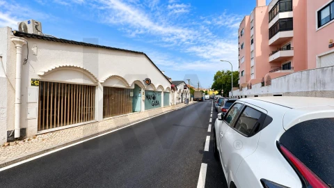 Loja para Arrendamento em Carcavelos e Parede