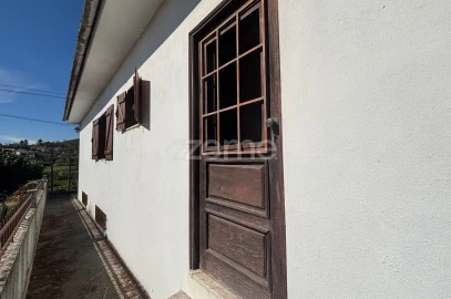 Moradia T2 para Venda em Campelo e Ovil