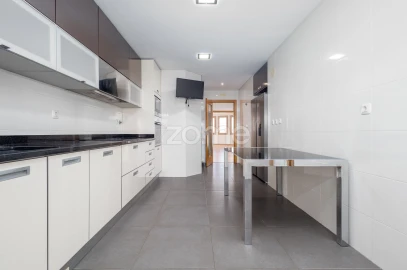 Apartamento T4 para Venda em Carcavelos e Parede