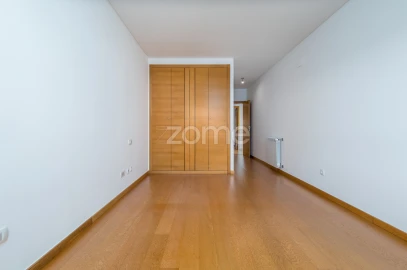 Apartamento T4 para Venda em Carcavelos e Parede