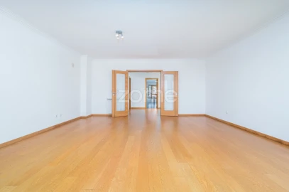 Apartamento T4 para Venda em Carcavelos e Parede