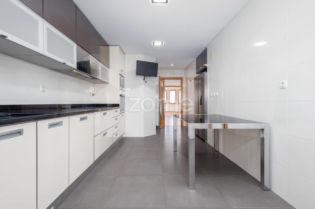 Apartamento T4 para Venda em Carcavelos e Parede Foto 9