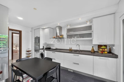 Apartamento T3 para Venda em Ramada e Caneças