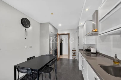 Apartamento T3 para Venda em Ramada e Caneças