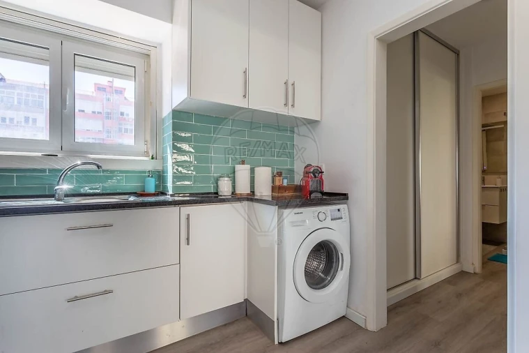 Apartamento T1 para Venda em Alvalade Foto 9