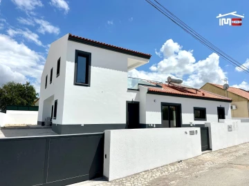 Moradia T5 para Venda em Atalaia e Alto Estanqueiro-Jardia
