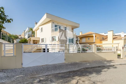 Moradia T3 para Venda em Charneca de Caparica e Sobreda