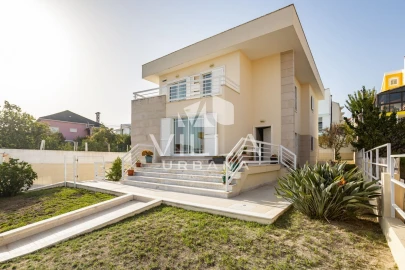 Moradia T3 para Venda em Charneca de Caparica e Sobreda