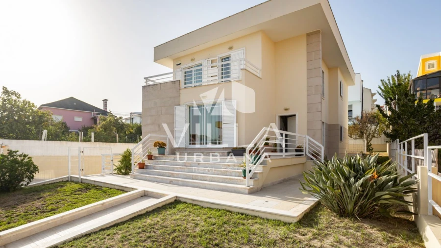 Moradia T3 para Venda em Charneca de Caparica e Sobreda