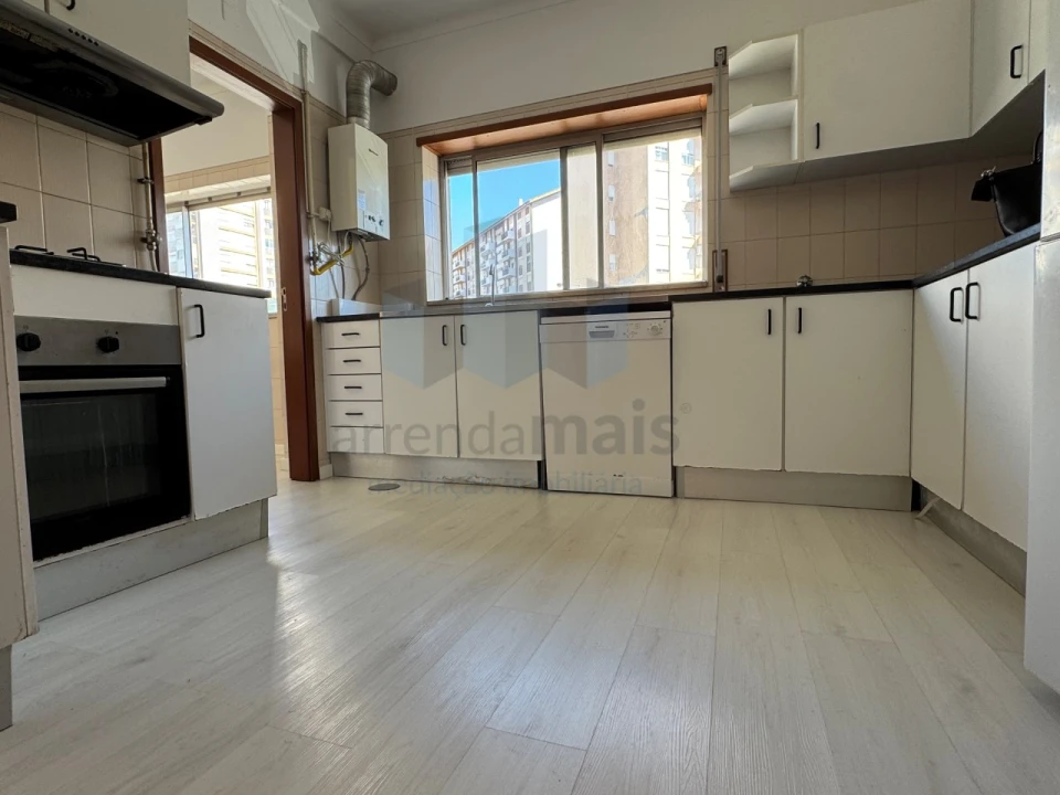Apartamento T3 para Venda em Santo Antonio dos Olivais Foto 2