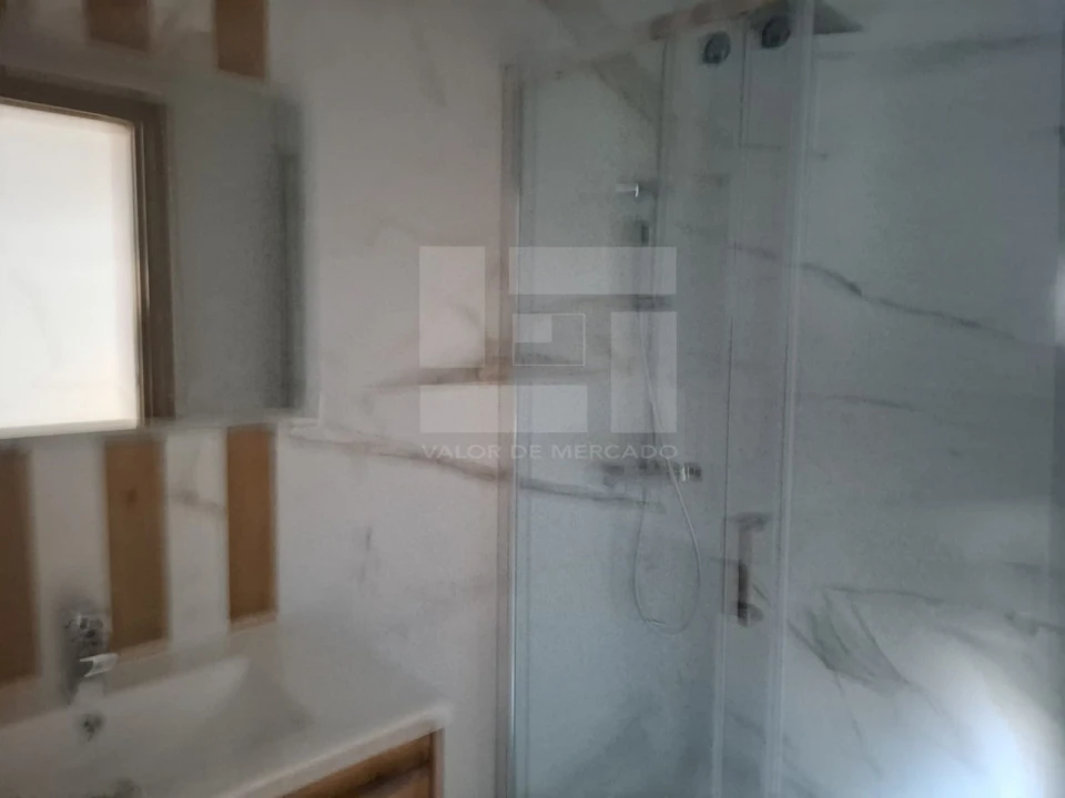 Apartamento T2 para Venda em Cavernães Foto 32