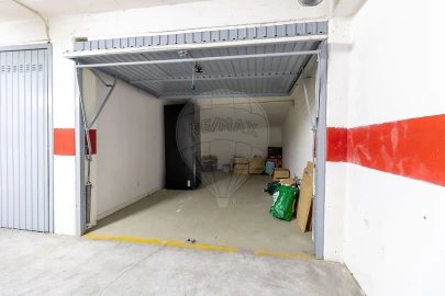 Apartamento T2 para Venda em Santo António dos Cavaleiros e Frielas