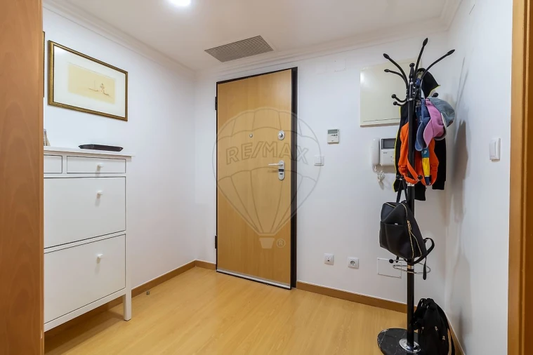 Apartamento T2 para Venda em Santo António dos Cavaleiros e Frielas Foto 4