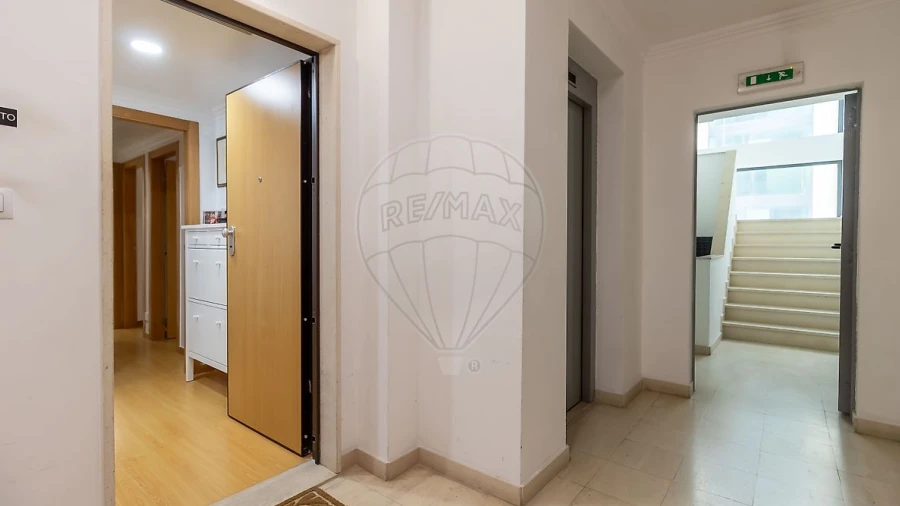 Apartamento T2 para Venda em Santo António dos Cavaleiros e Frielas