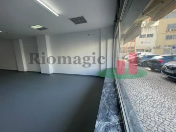 Loja para Arrendamento em Laranjeiro e Feijó