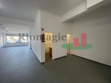 Loja para Arrendamento em Laranjeiro e Feijó