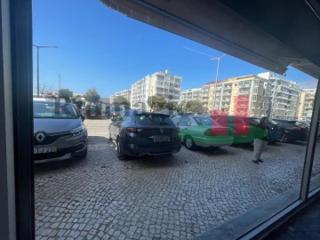 Loja para Arrendamento em Laranjeiro e Feijó