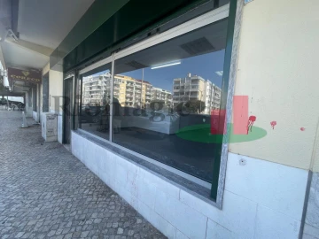 Loja para Arrendamento em Laranjeiro e Feijó