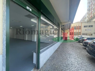 Loja para Arrendamento em Laranjeiro e Feijó