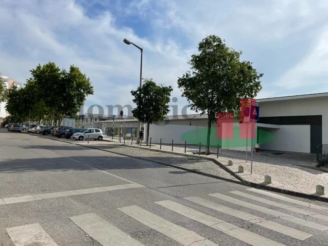 Loja para Arrendamento em Laranjeiro e Feijó Foto 9