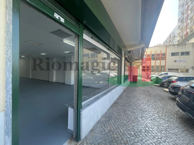 Loja para Arrendamento em Laranjeiro e Feijó Foto 13