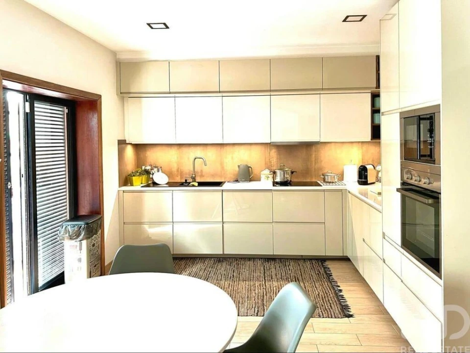 Apartamento T5 para Venda em Mafamude e Vilar do Paraíso Foto 1