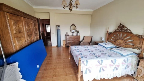 Prédio para Venda em Rapa e Cadafaz