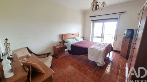 Prédio para Venda em Rapa e Cadafaz