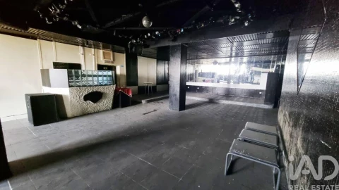 Prédio para Venda em Rapa e Cadafaz