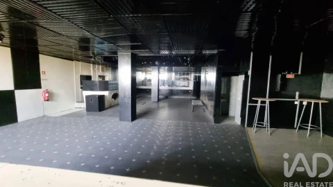 Prédio para Venda em Rapa e Cadafaz
