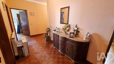 Prédio para Venda em Rapa e Cadafaz
