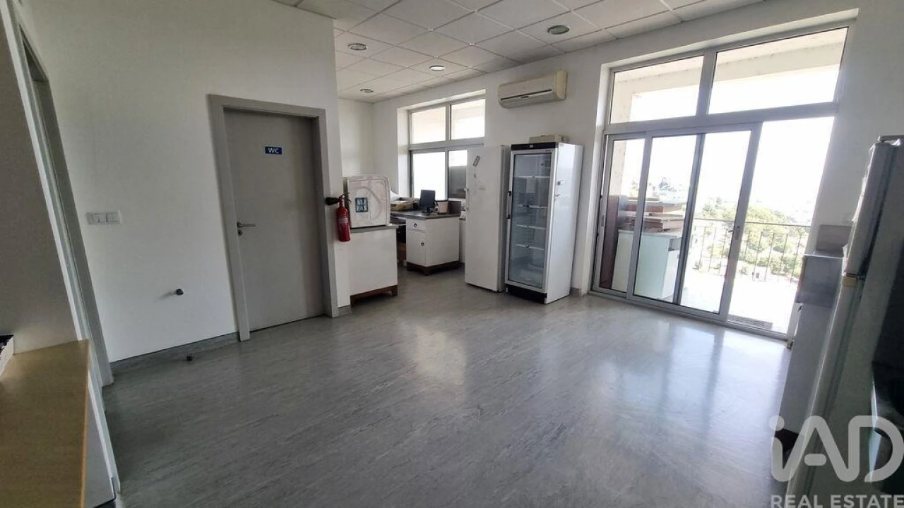 Prédio para Venda em Rapa e Cadafaz Foto 28