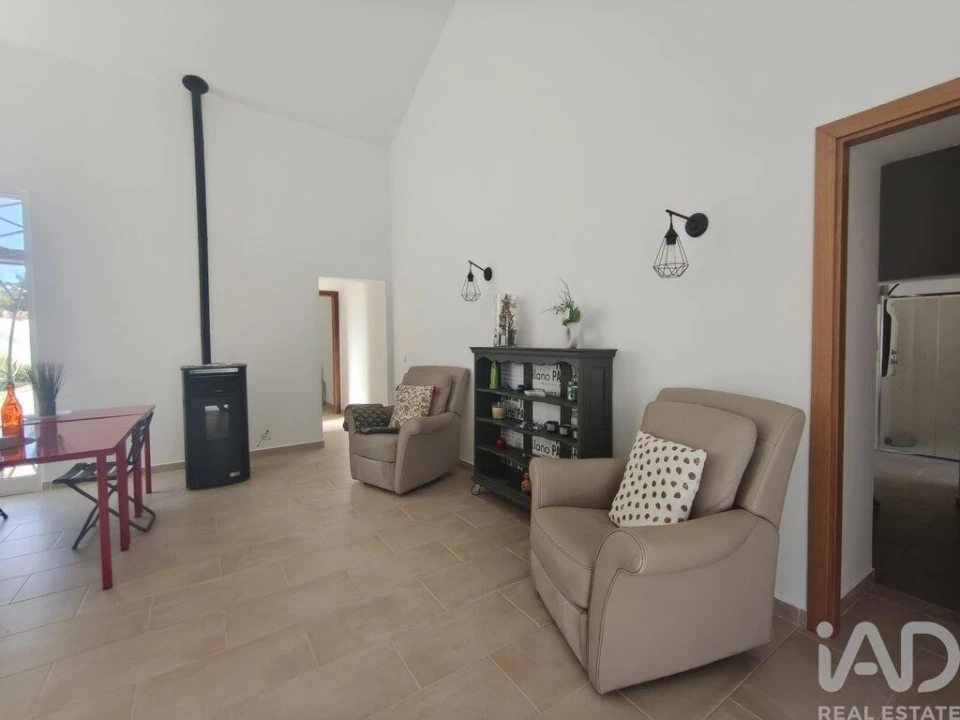 Moradia T2 para Venda em Santa Barbara de Nexe Foto 3