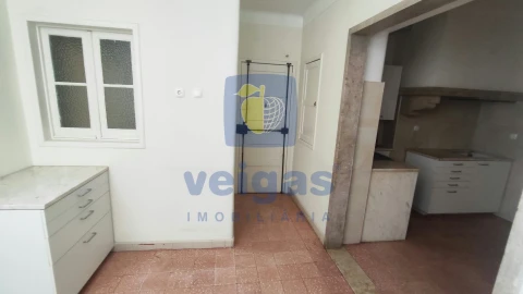 Apartamento T4 para Arrendamento em Areeiro