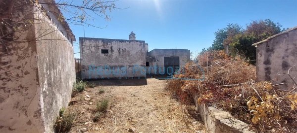 Moradia T4 para Venda em Santa Barbara de Nexe