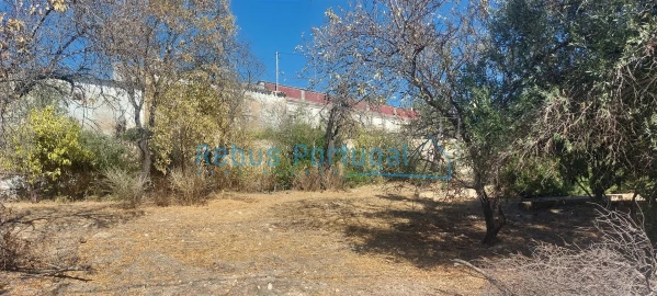 Moradia T4 para Venda em Santa Barbara de Nexe