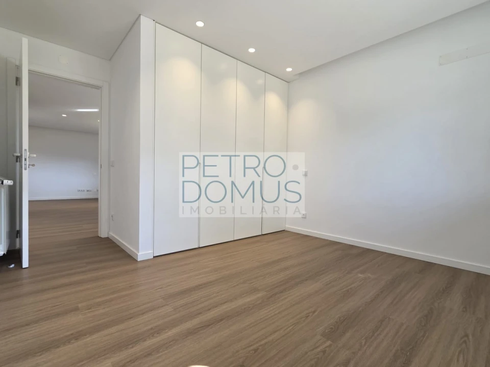 Apartamento T2 para Venda em Parceiros e Azoia Foto 12